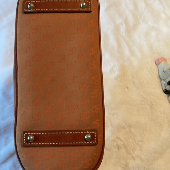 Unique Logo Dooney & Burke Purse - Picture 4 of 11